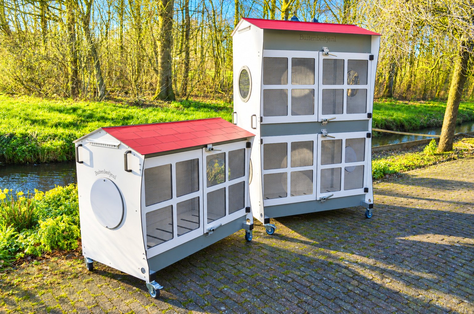 Twee buitenbedjes van Buitenbedje.nl op een zonnig terras: een enkel bedje en een stapelbedje.